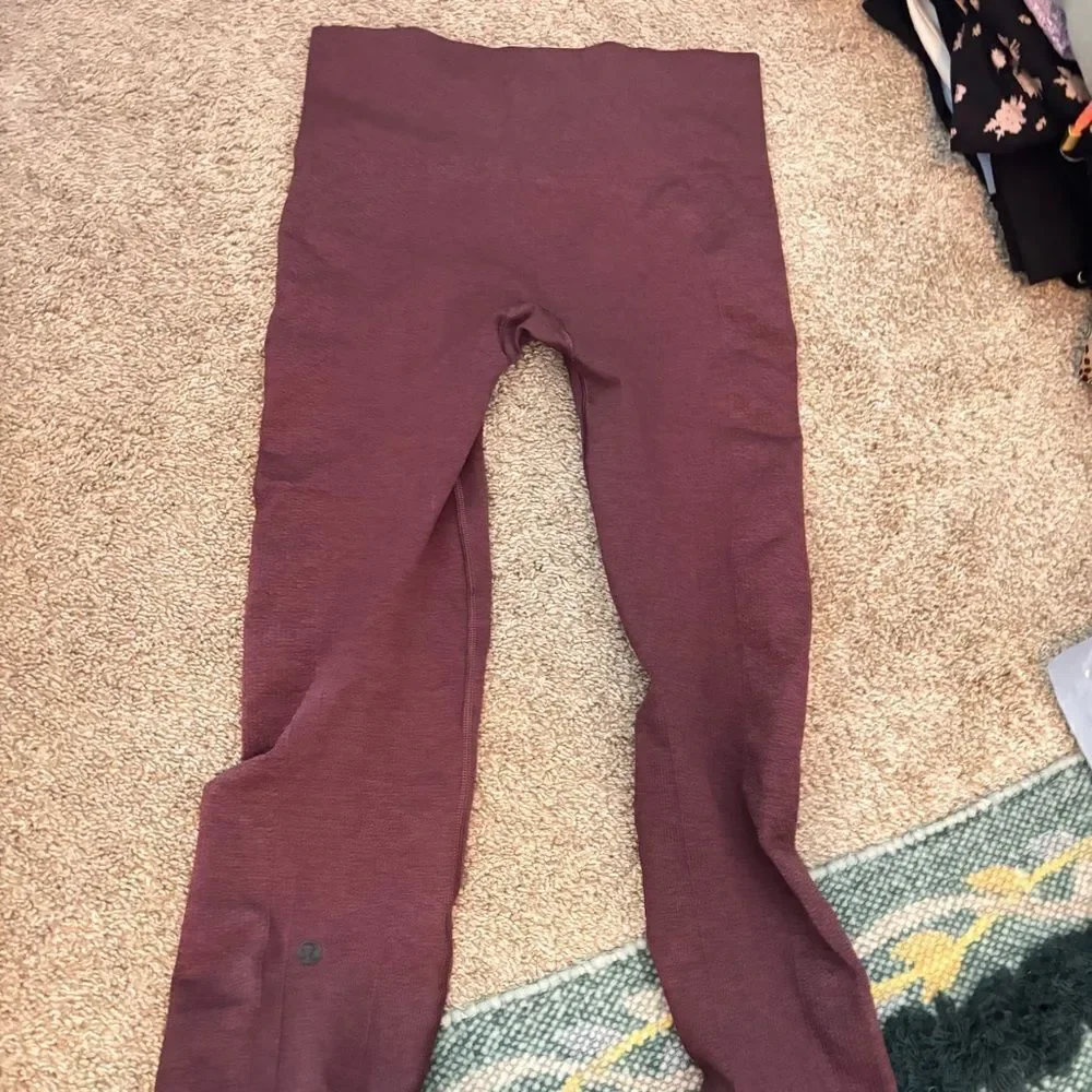 LULULEMON 25’ leggings Textured Plum/Maroon Leggings